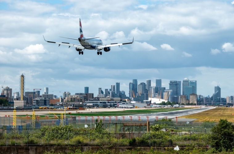 Flugzeug landet am London City Airport