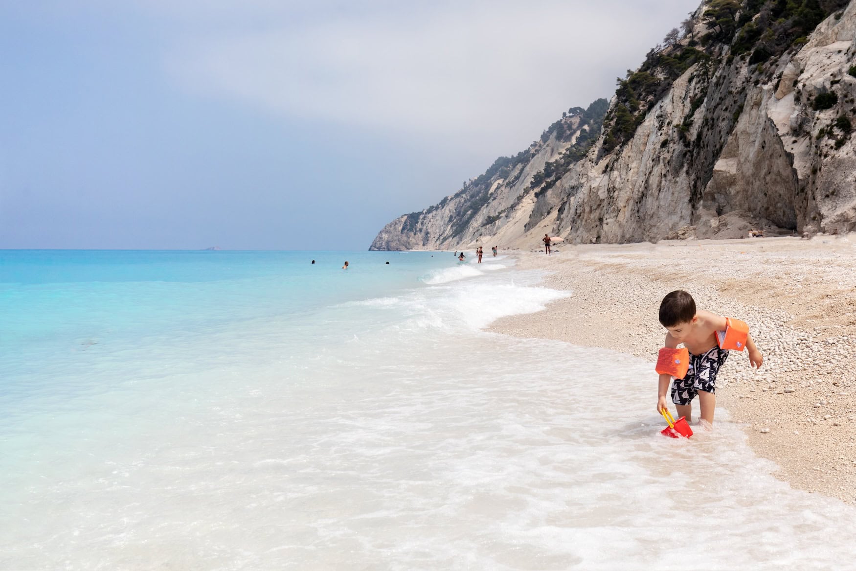 Kind am Paradiesstrand Egremni Beach in Griechenland