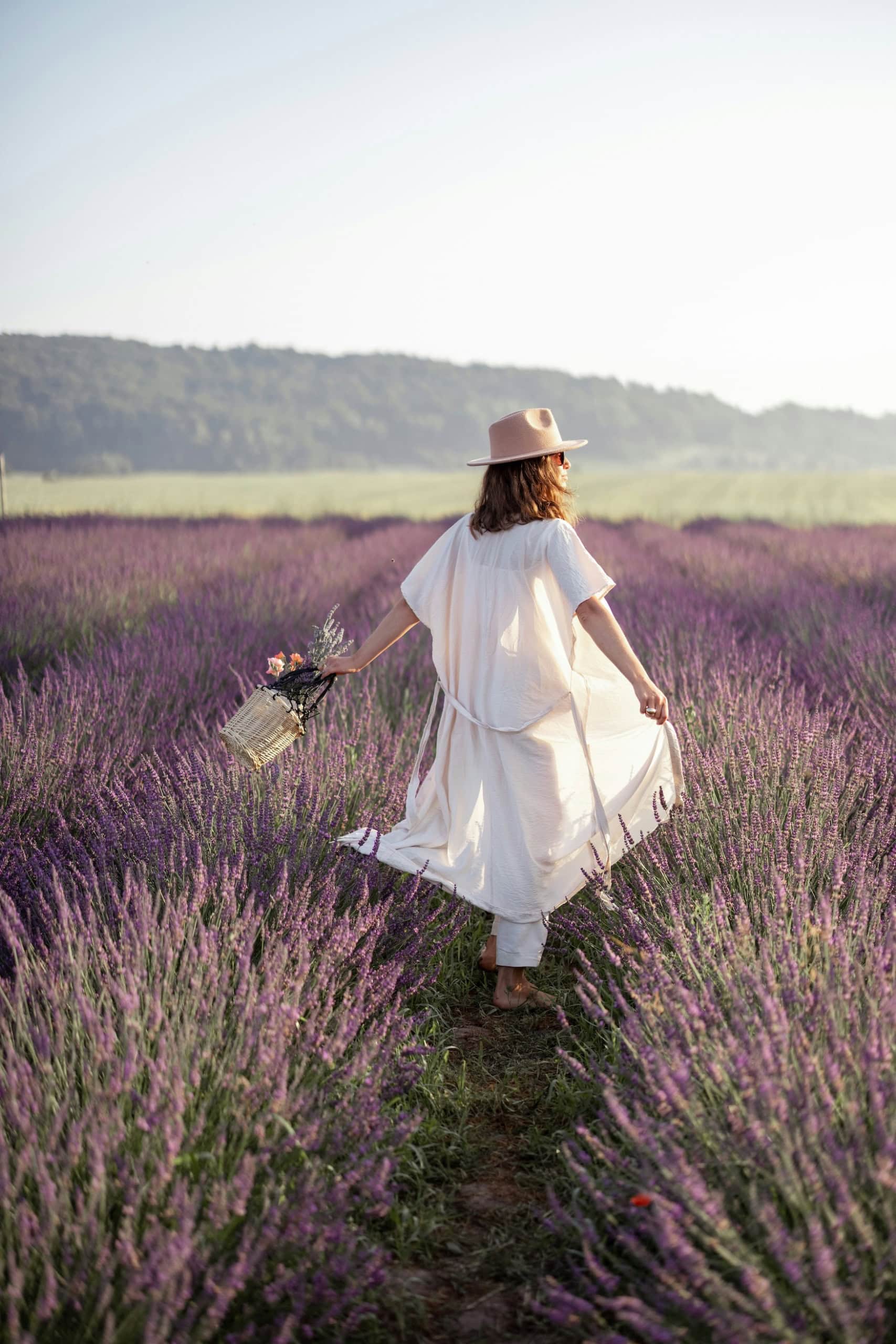 Frau im Lavendelfeld in der Provence