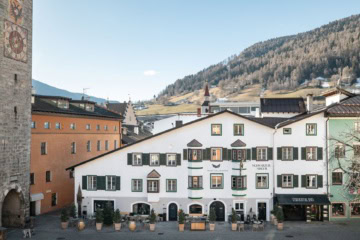 Außenansicht des Hotels Schwarzer Adler in Sterzing, Südtirol, Italien