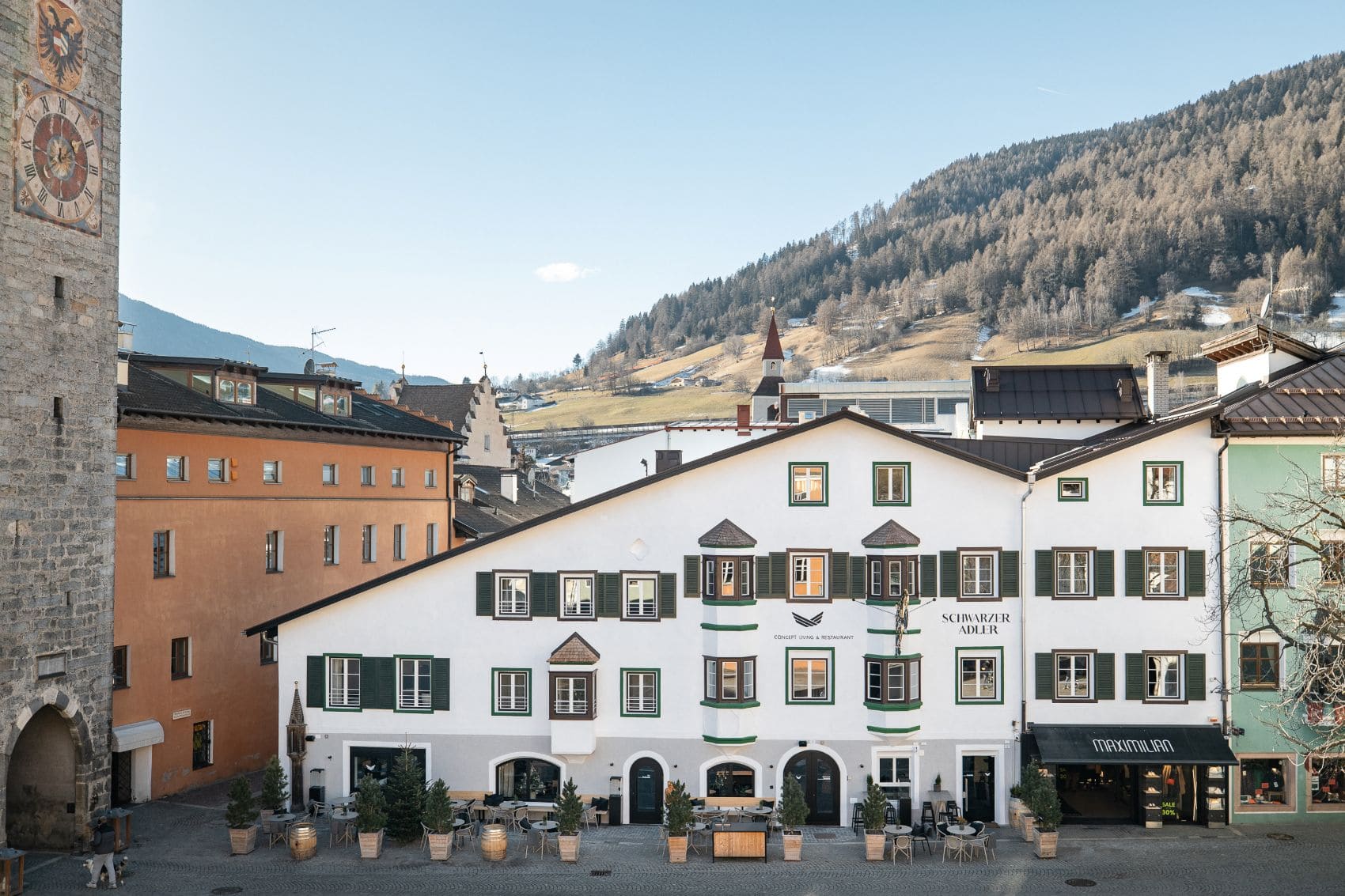 Außenansicht des Hotels Schwarzer Adler in Sterzing, Südtirol, Italien