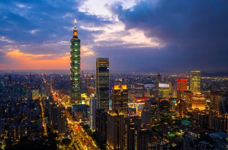 Blick auf Taipeh bei Nacht.
