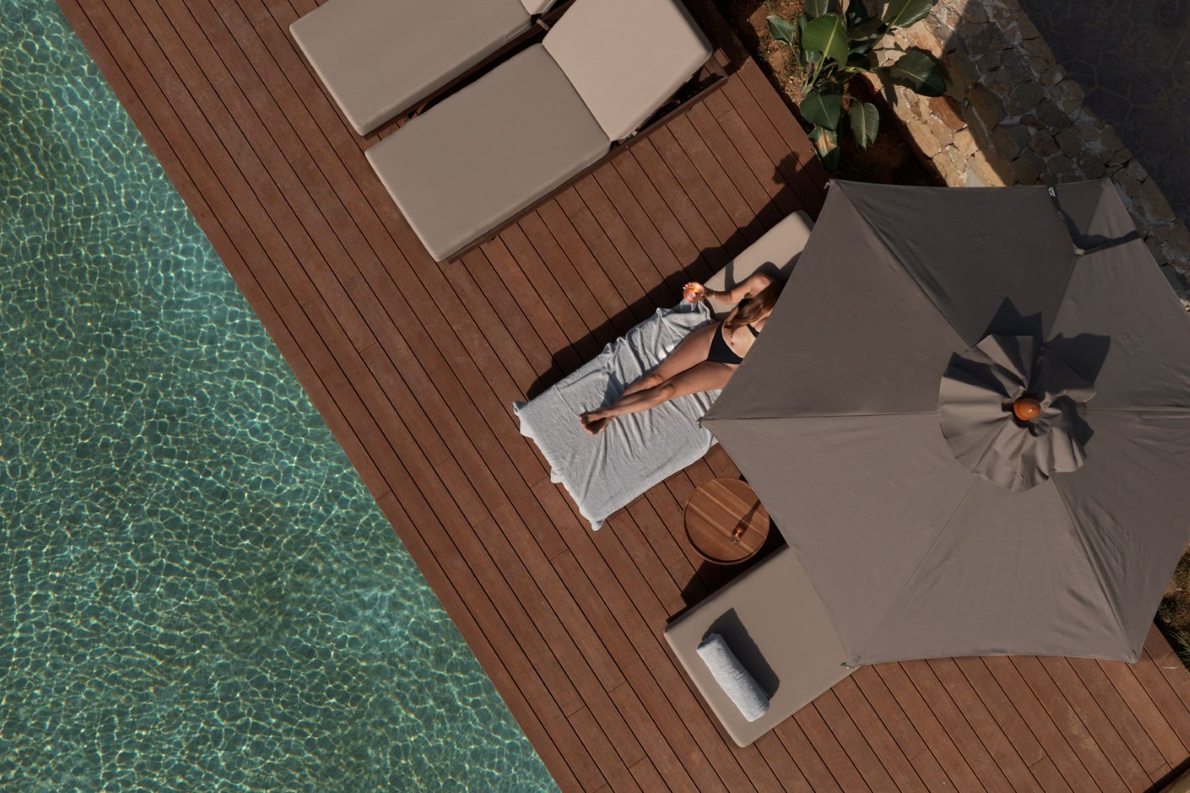 Frau liegt am Pool im Hotel Oku Andalusia
