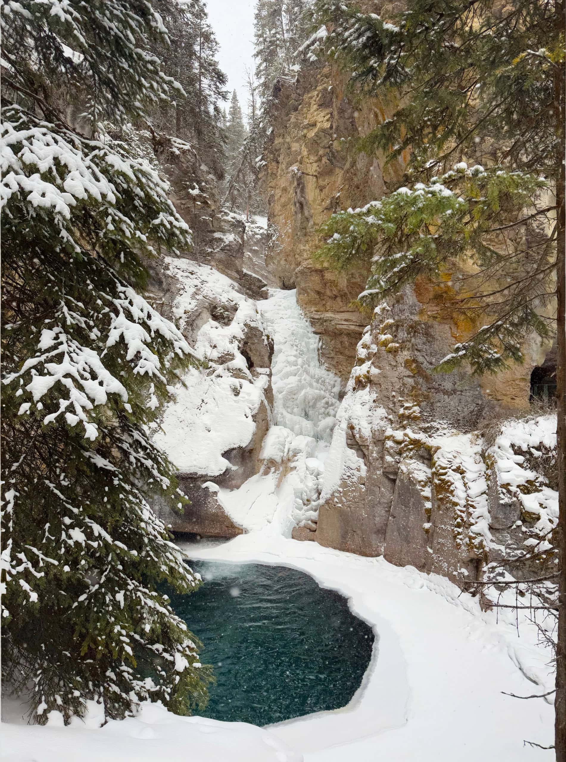 Gefrorener Wasserfall am Johnston Canyon in Banff