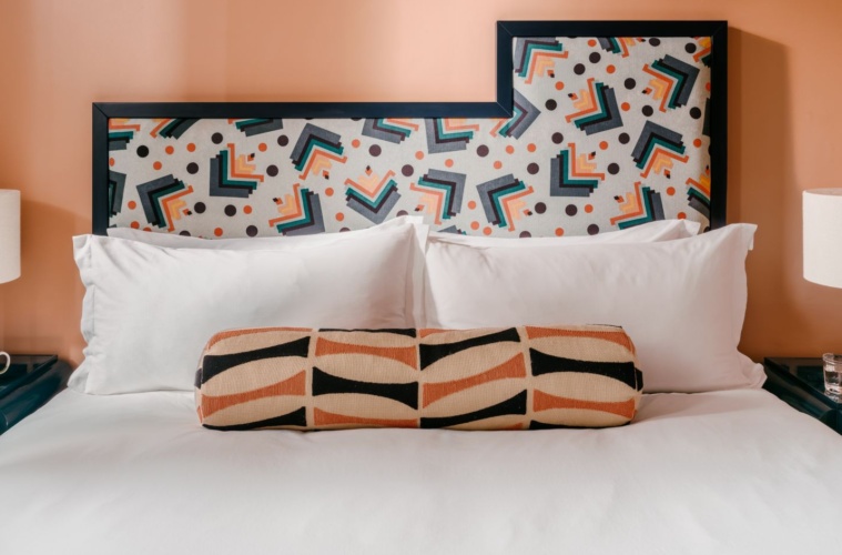 Bett in Zimmer des The Hoxton Hotels Florenz
