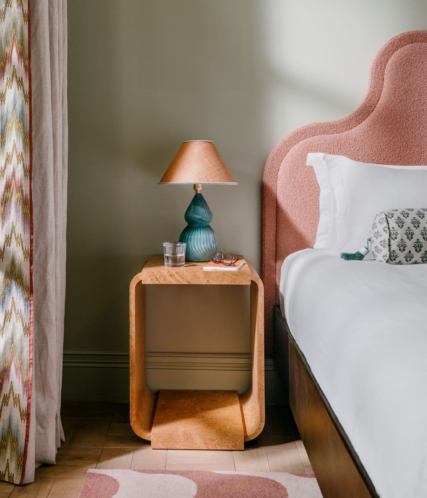 Bett und Konsole in Zimmer im The Hoxton, Florenz
