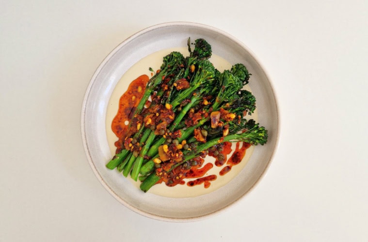 Brokkolini-Rezept: Brokkolini mit Tahina und Chili-Öl.