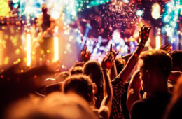 Leute feiern bei einem Festival.