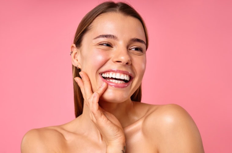Eine lächelnde Frau – diese Beauty-Tipps bringen die Haut zum Strahlen.