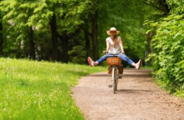 Frau auf einem Fahrrad in der Natur