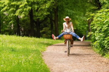 Frau auf einem Fahrrad in der Natur