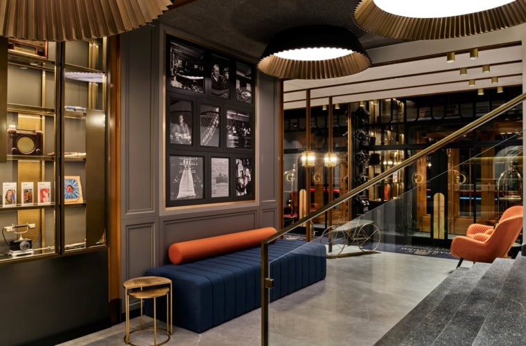Die Lobby im Garamond, a Tribute Portfolio Krakow, gehalten in grau, blau und messinggold.