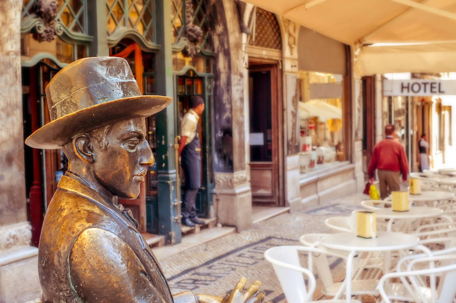 Bronzestatue des Dichters Fernando Pessoa im Café A Brasileira in Lissabon