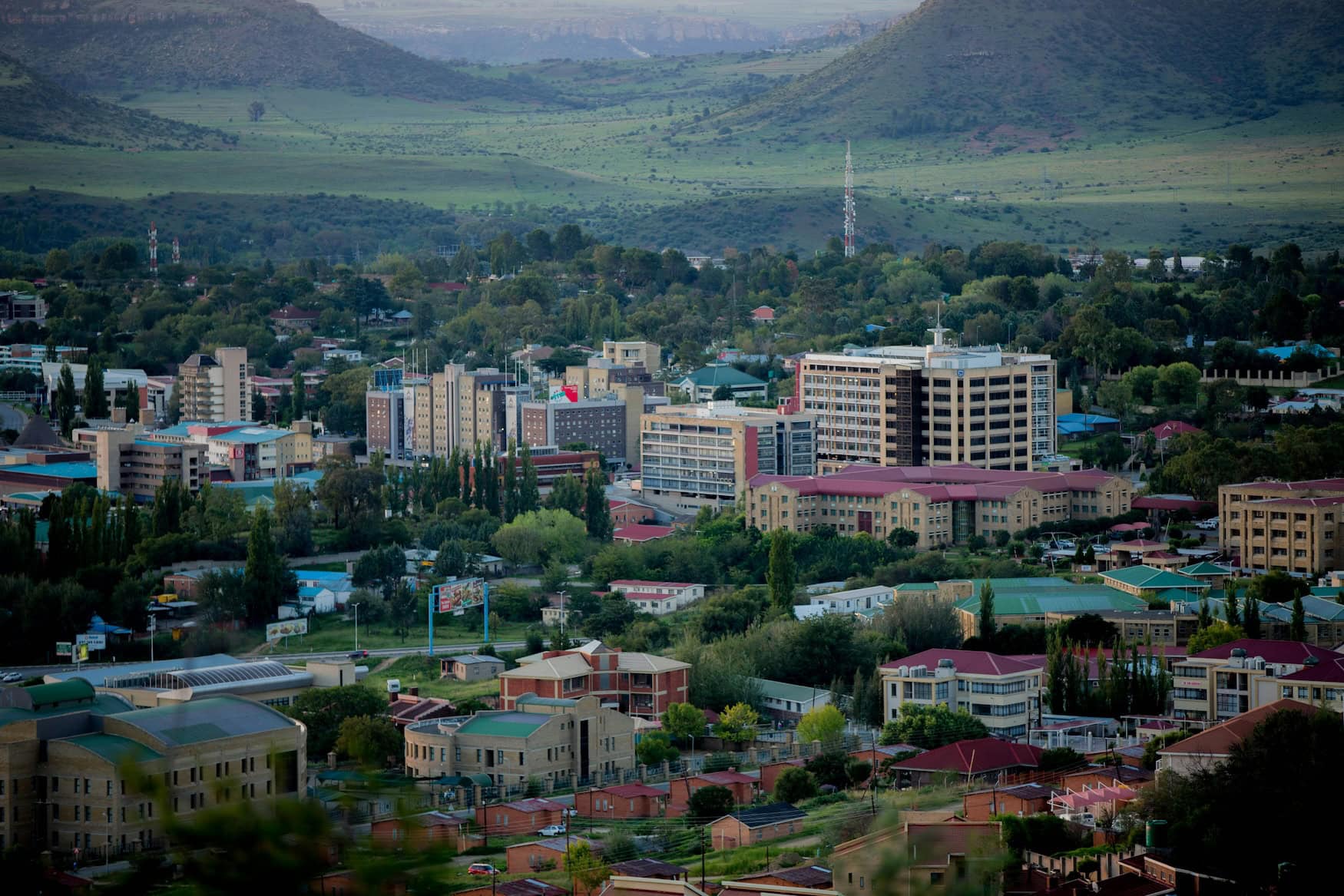 Blick auf Maseru, im Hintergrund die Berge