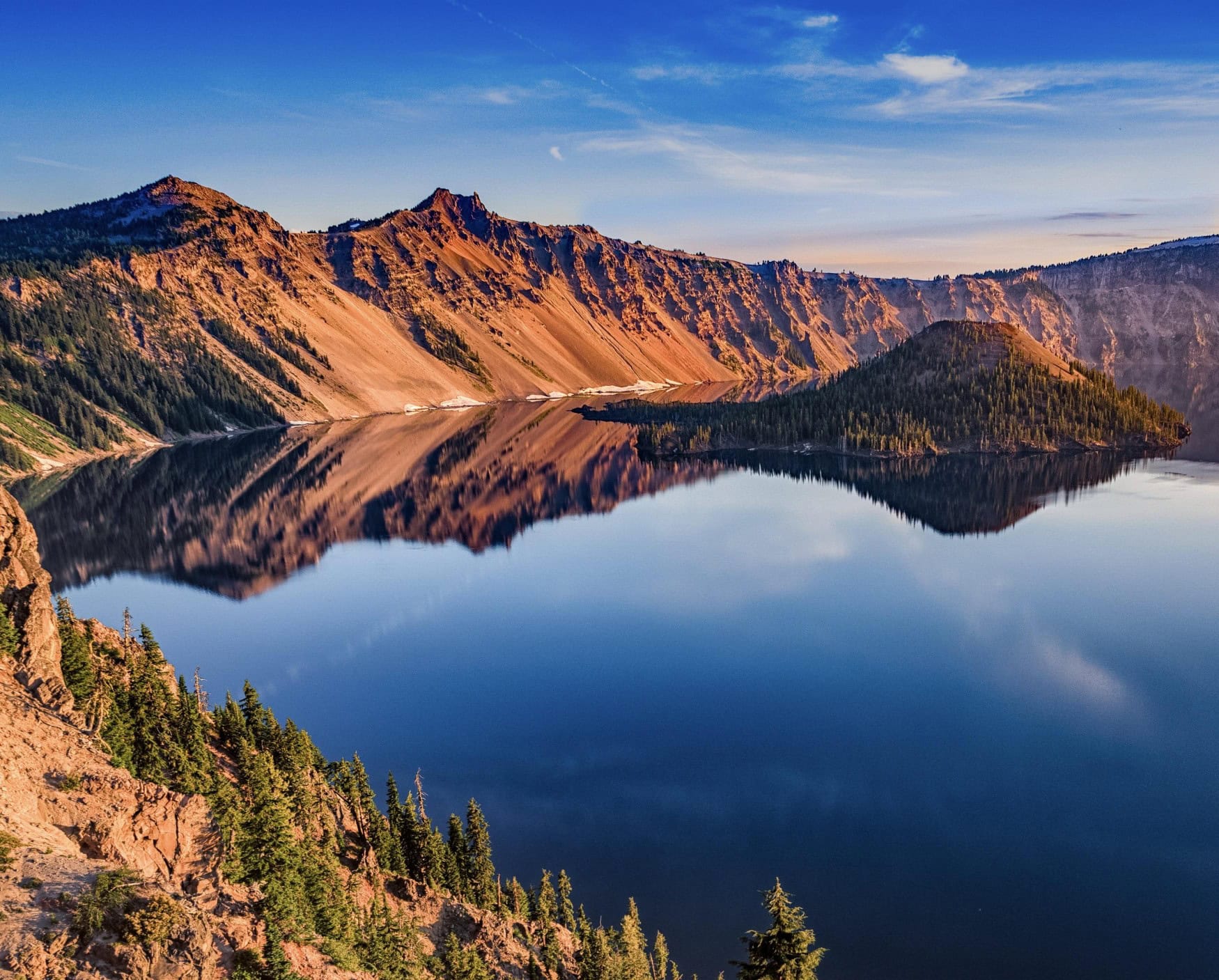 Der Crater Lake in Oregon liegt im roten Licht der Abendsonne.
