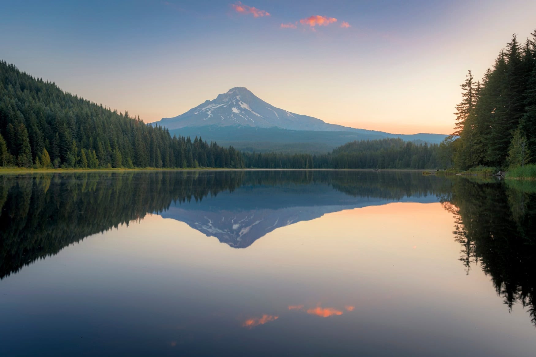 Der einsame Mount Hood in Oregon spiegelt sich im Sonnenaufgang in der Oberfläche des Trillium Lake.