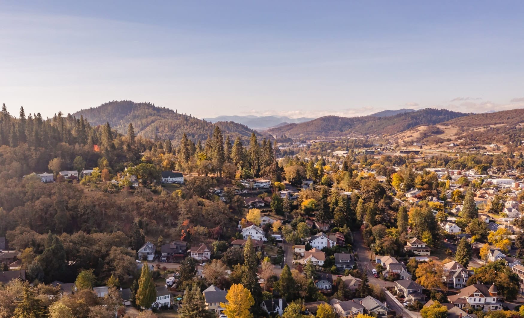 Die Stadt Roseburg in Oregon im Herbstlicht, mit der Drohne aufgenommen.