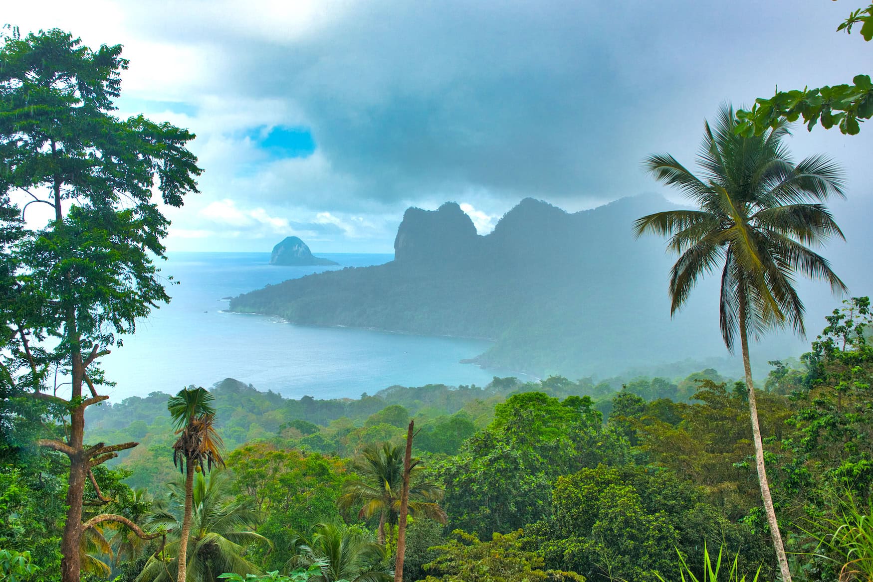 Blick auf die Berge von São Tomé und Príncipe