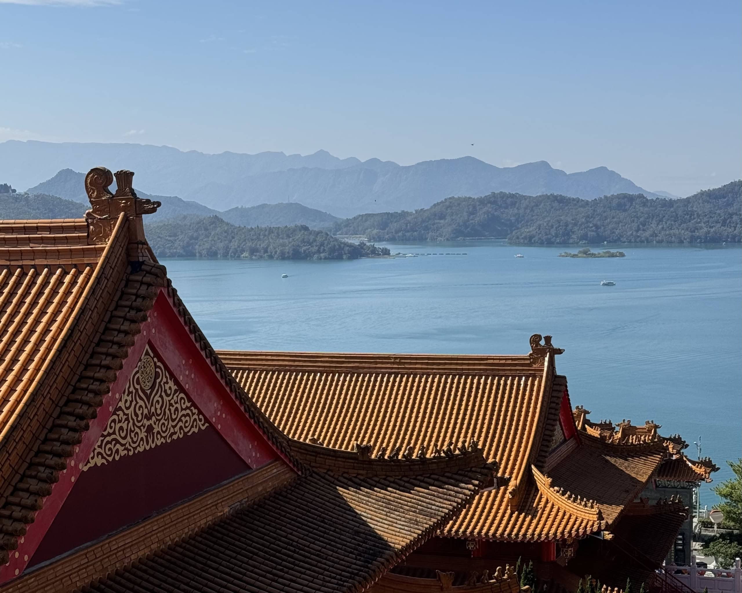 Blick vom Wenwu Temple auf den Sonne-Mond-See.