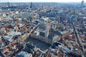 Die Brüsseler Altstadt aus der Luft. Im Zentrum der Grote Markt, eine der Sehenswürdigkeiten in Brüssel