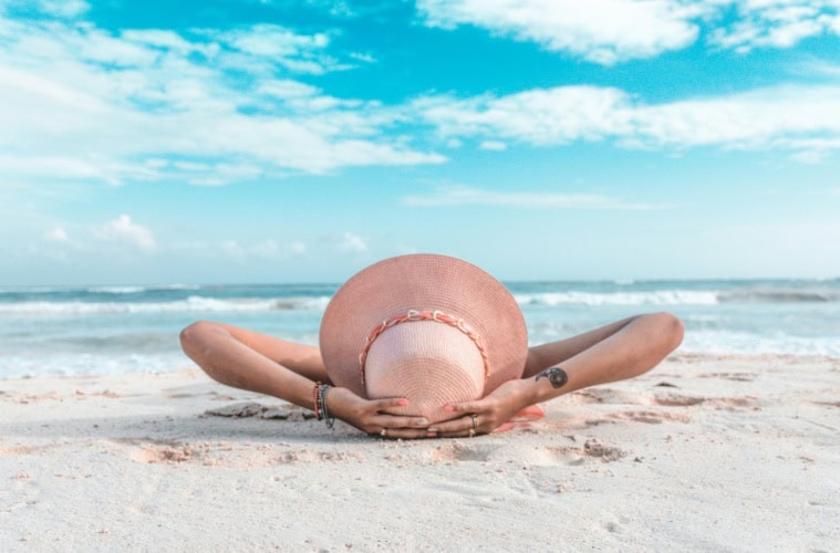 Frau am Strand: Diese warmen Reiseziele locken im Mai!