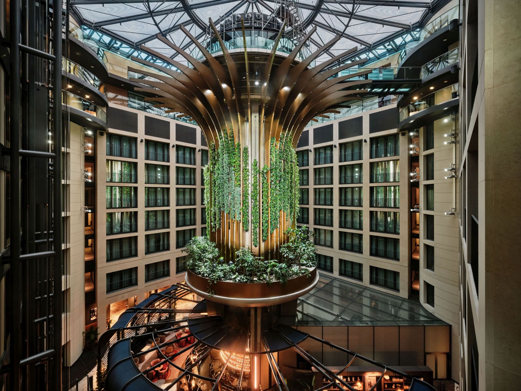 Grüne Lobby im Radisson Collection Hotel Berlin