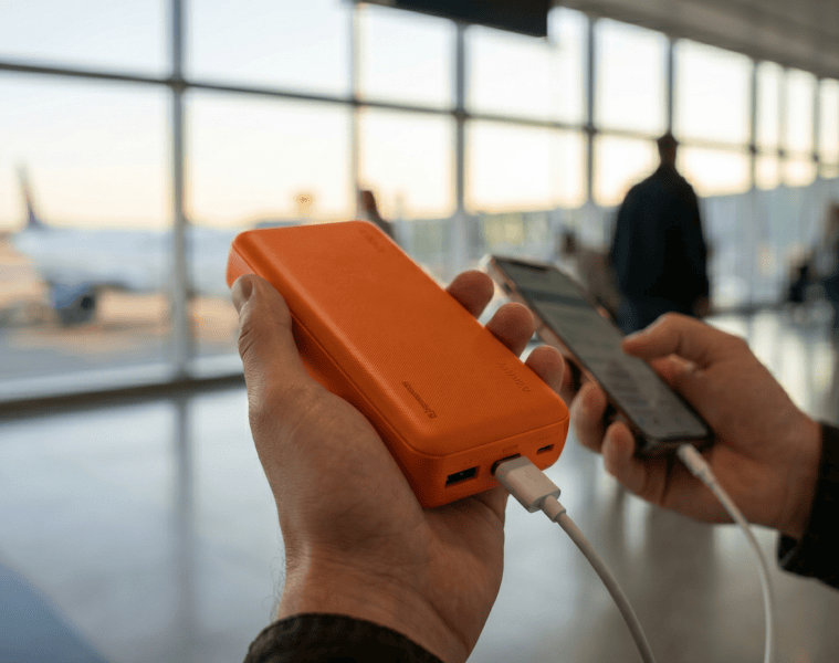 Powerbank am Flughafen. Ready for boarding? Dürfen die Strombringer noch mit?