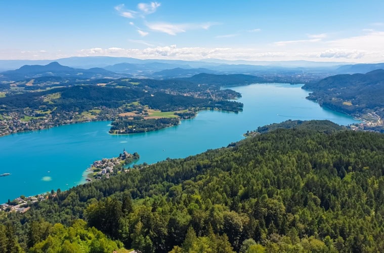 Panorama-Blick auf Wörthersee und Klagenfurt vom Pyramindenkogel aus