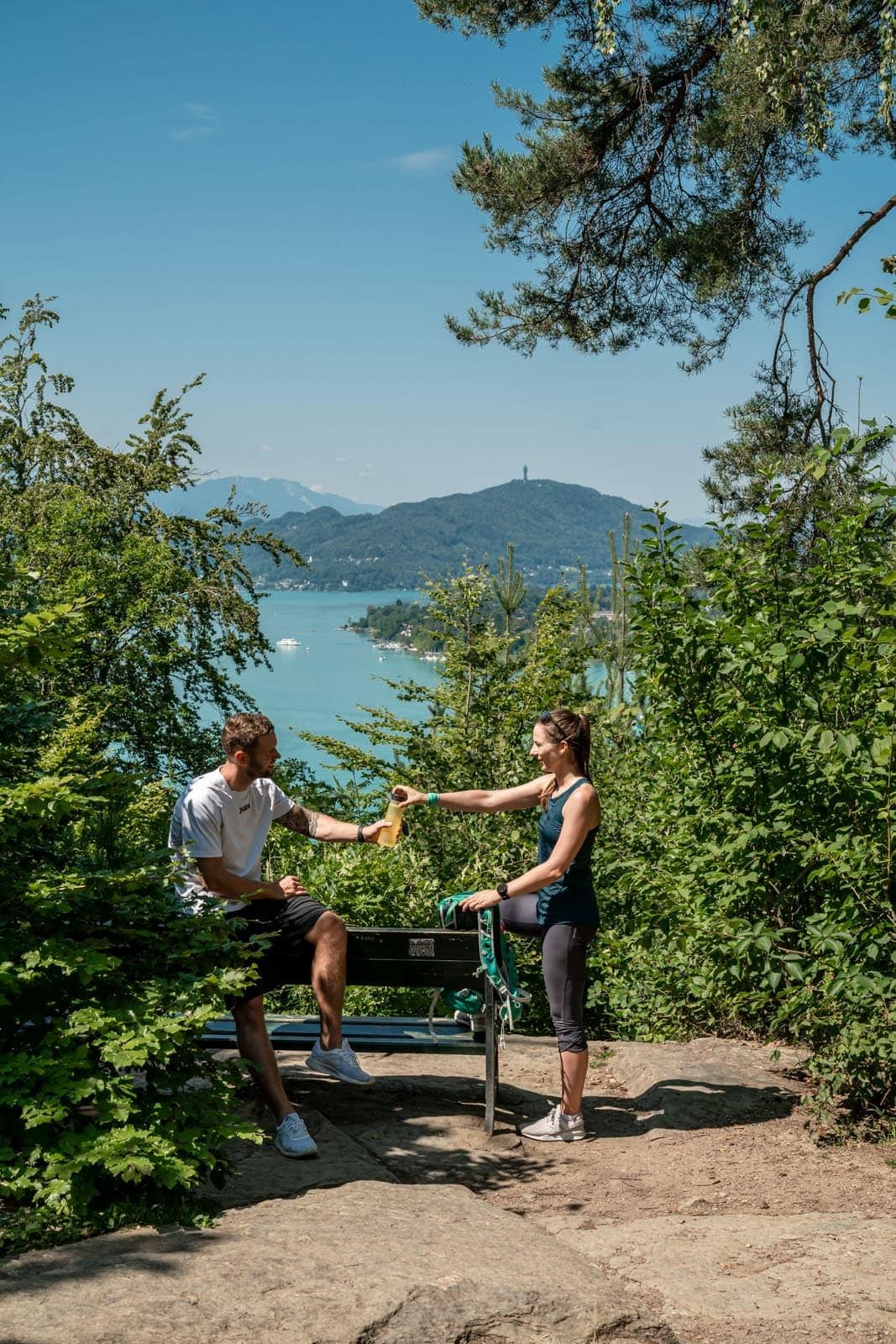 Mann und Frau auf Aussichtspunkt Zillhöhe am Wörthersee 