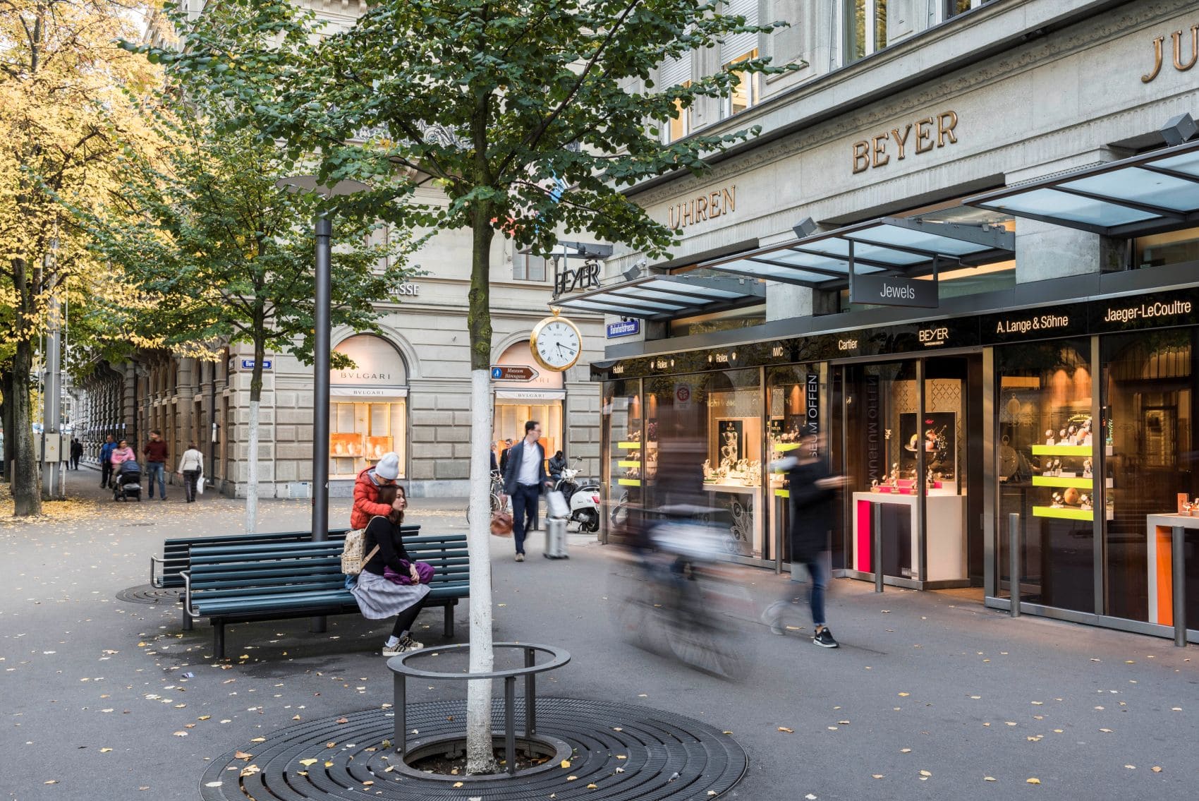 Passanten auf der Bahnhofstrasse in Zürich 