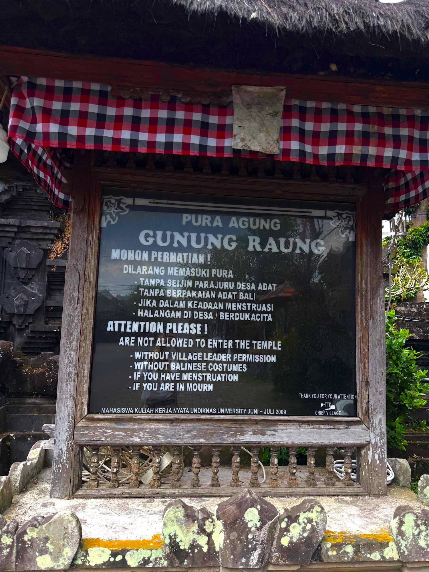 Schild vor einem Tempel in Taro
