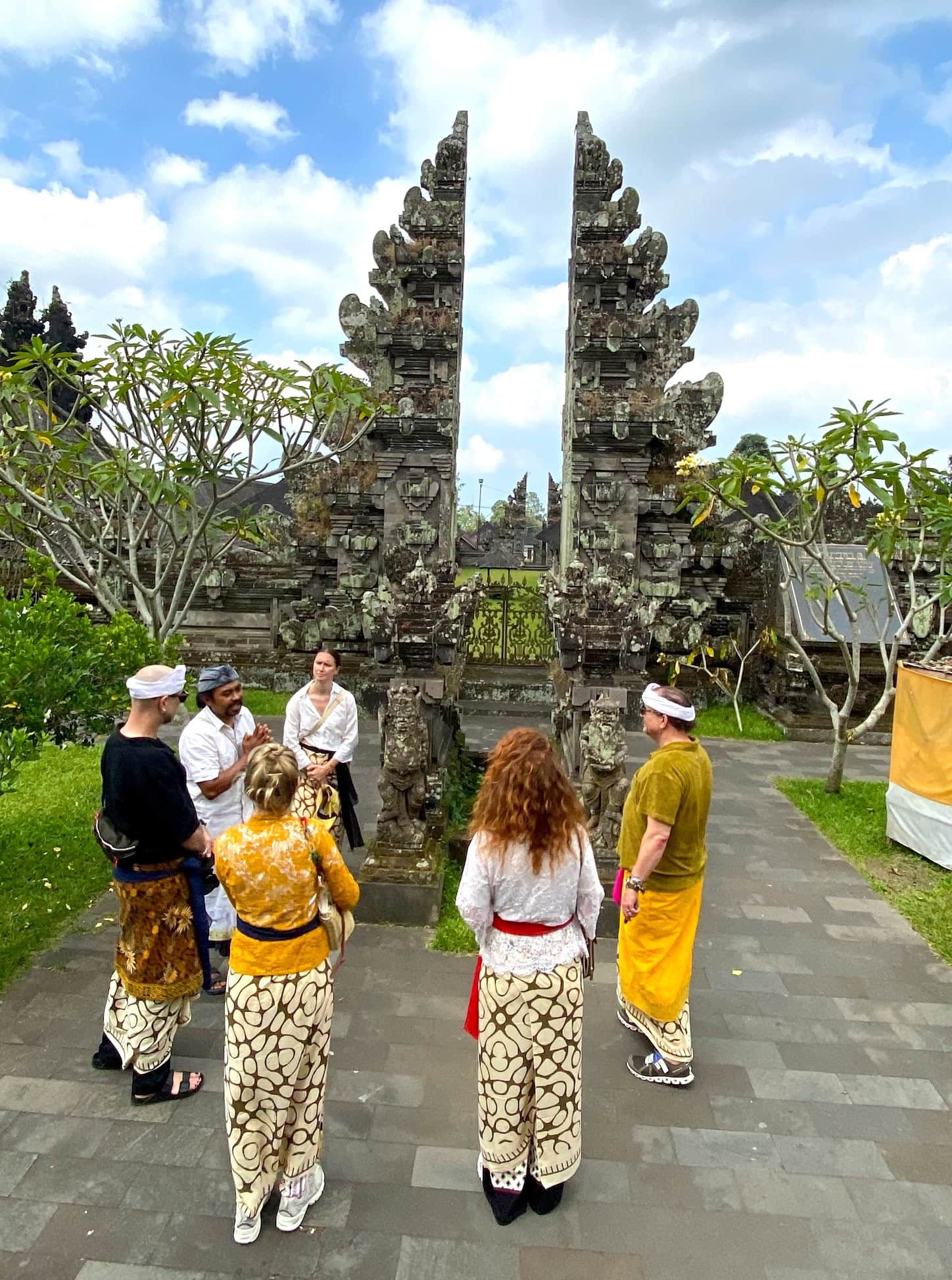 Touristen bei einem Tempelbesuch auf Bali