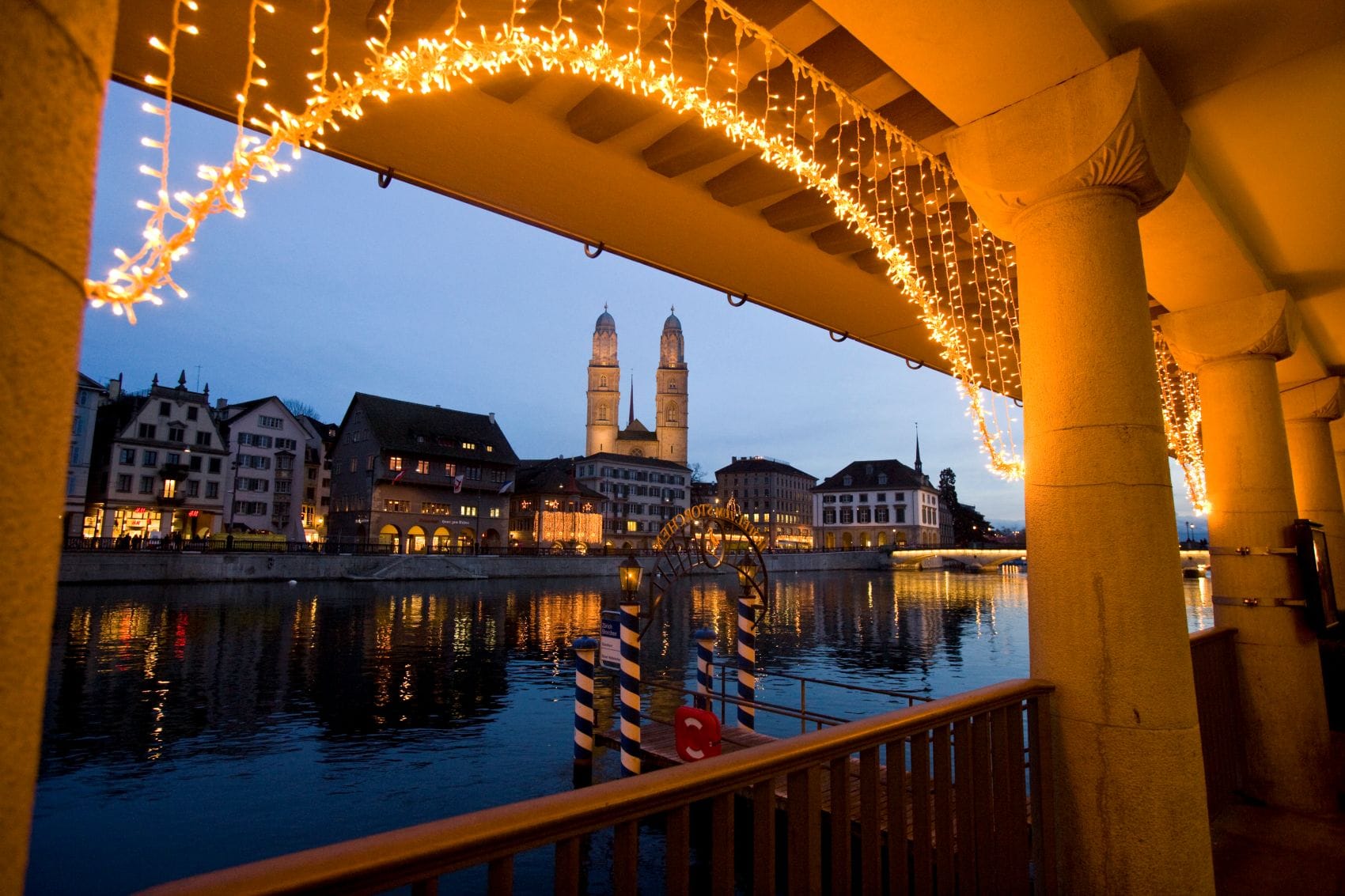 Blick vom anderen Flussufer auf den Grossmuenster in Zürich 