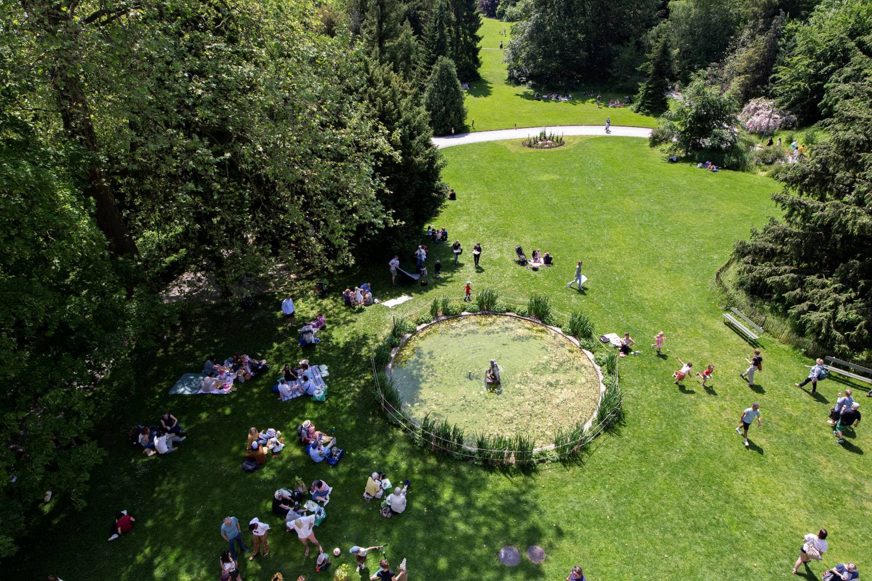Besucher des Rieterparks in Zürich beim Picknick 