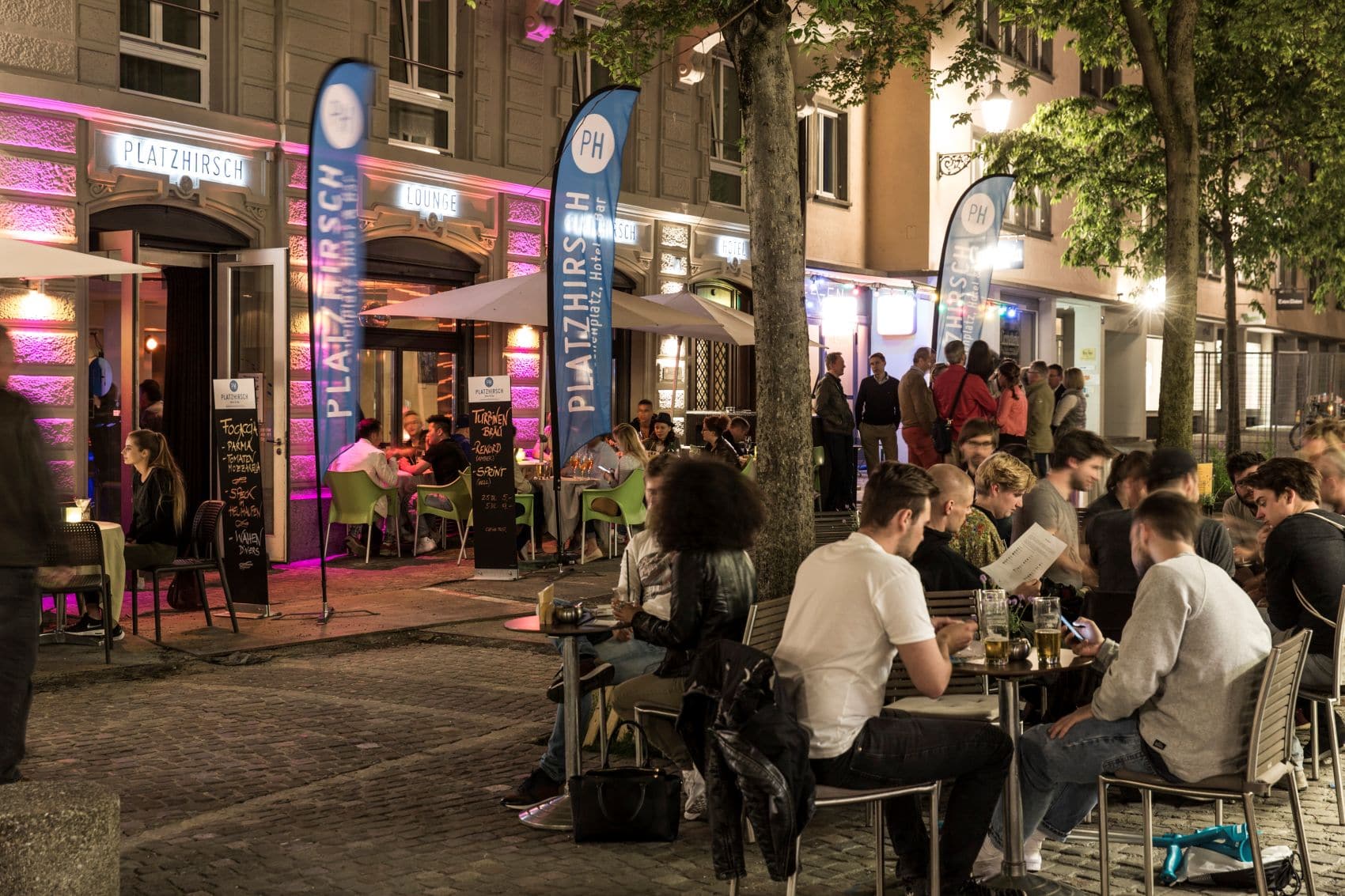 Außengastronomie auf der Spitalgasse in Zürich am Abend 