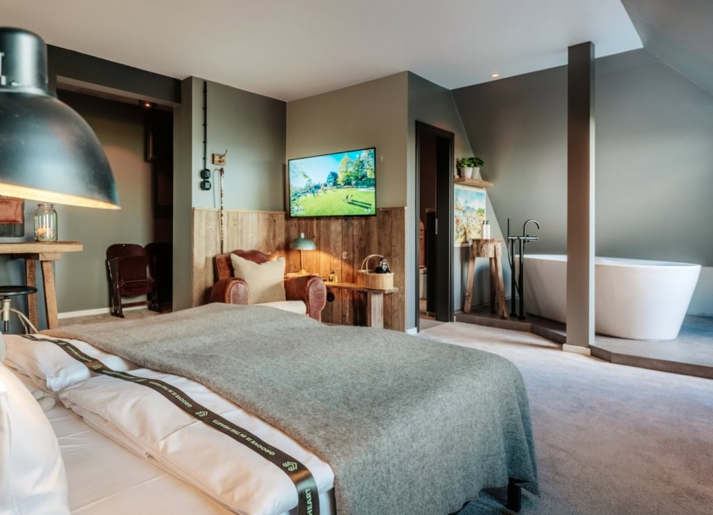 Die Tatjana Suite im The Hearts Hotel im Harz, mit freistehender Badewanne und stilvoll offengelegtem Gebälk