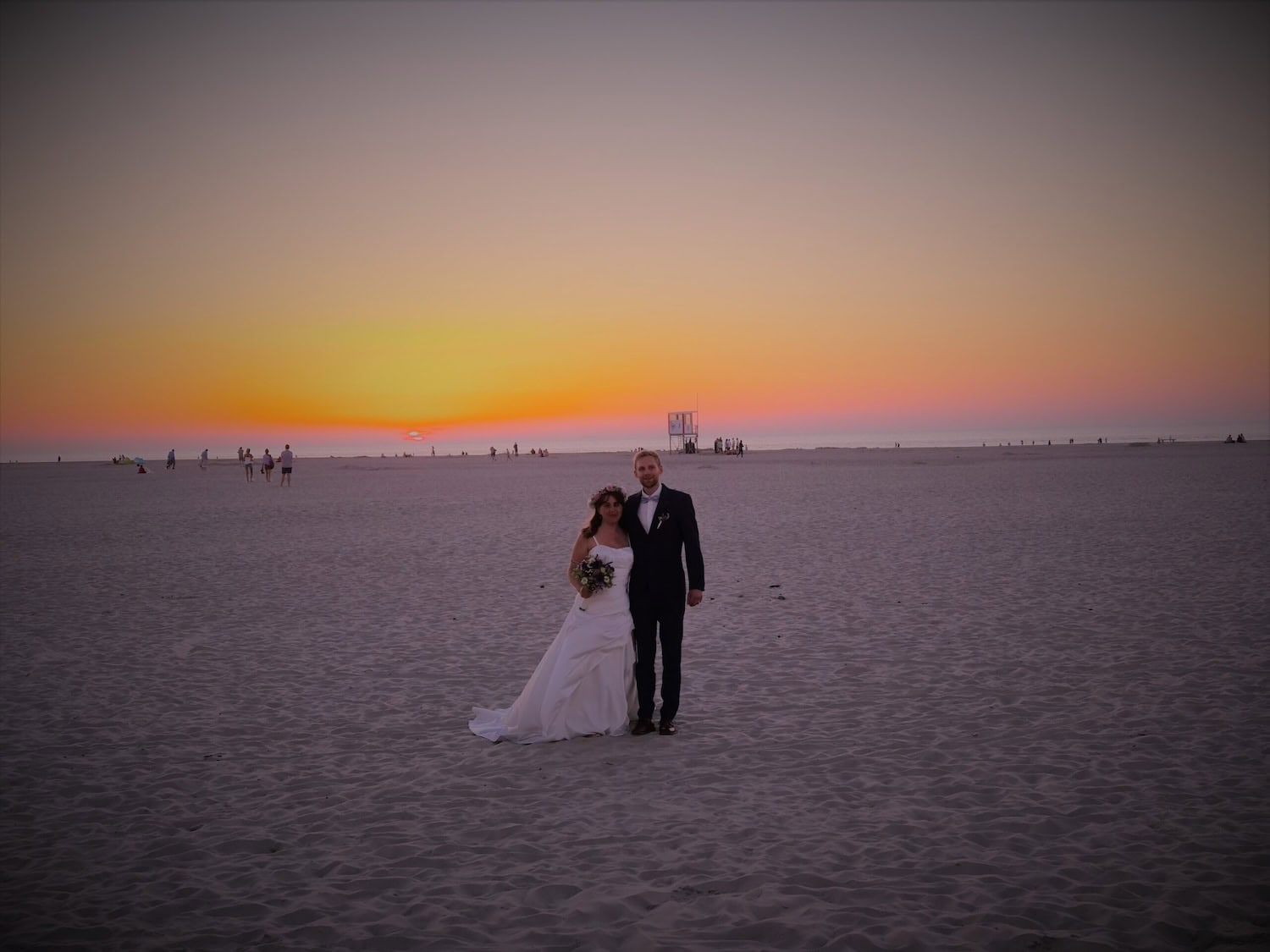 Strandhochzeit in Juist in der untergehenden Abendsonne
