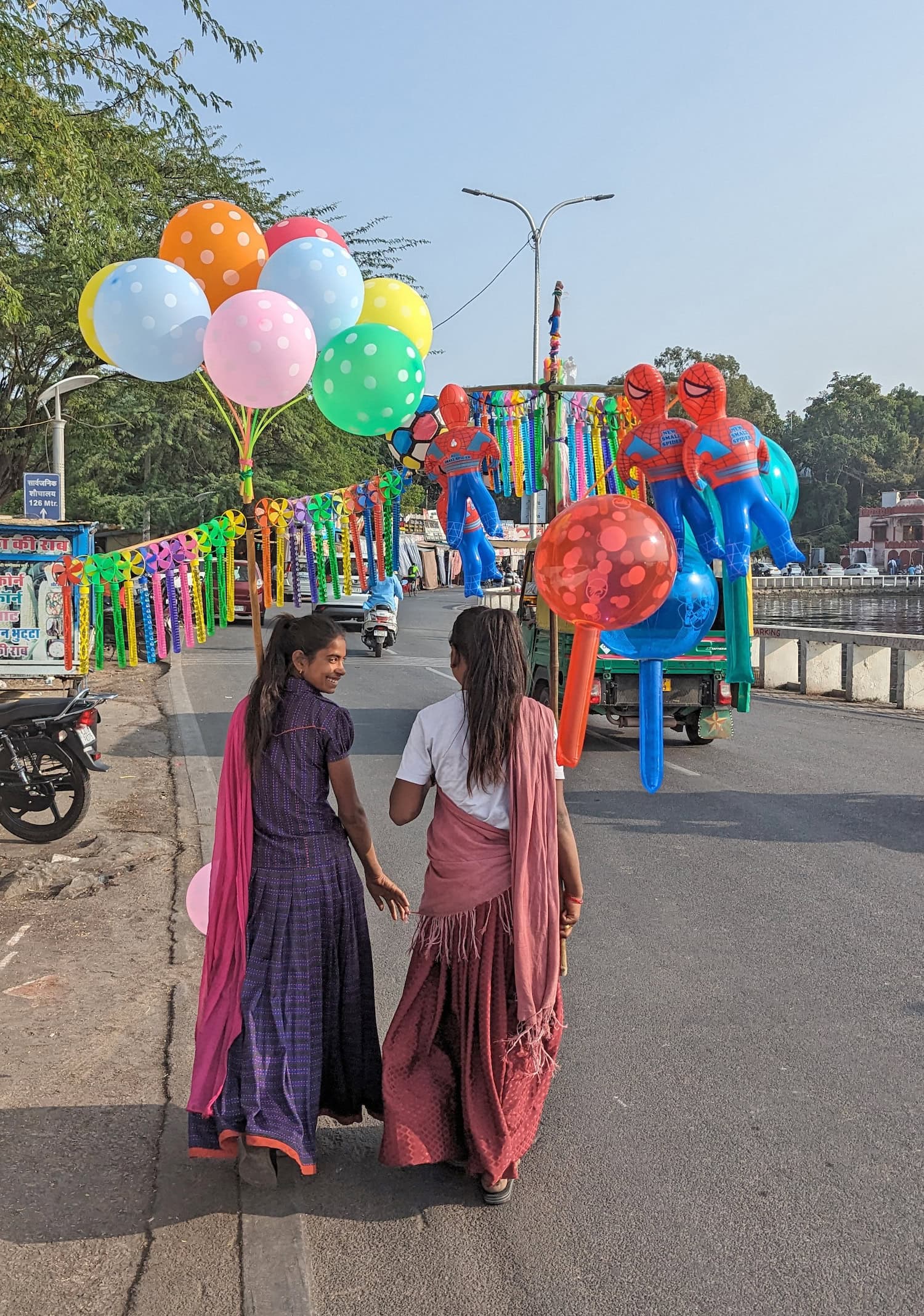 Frauen mit Luftballons in Indien