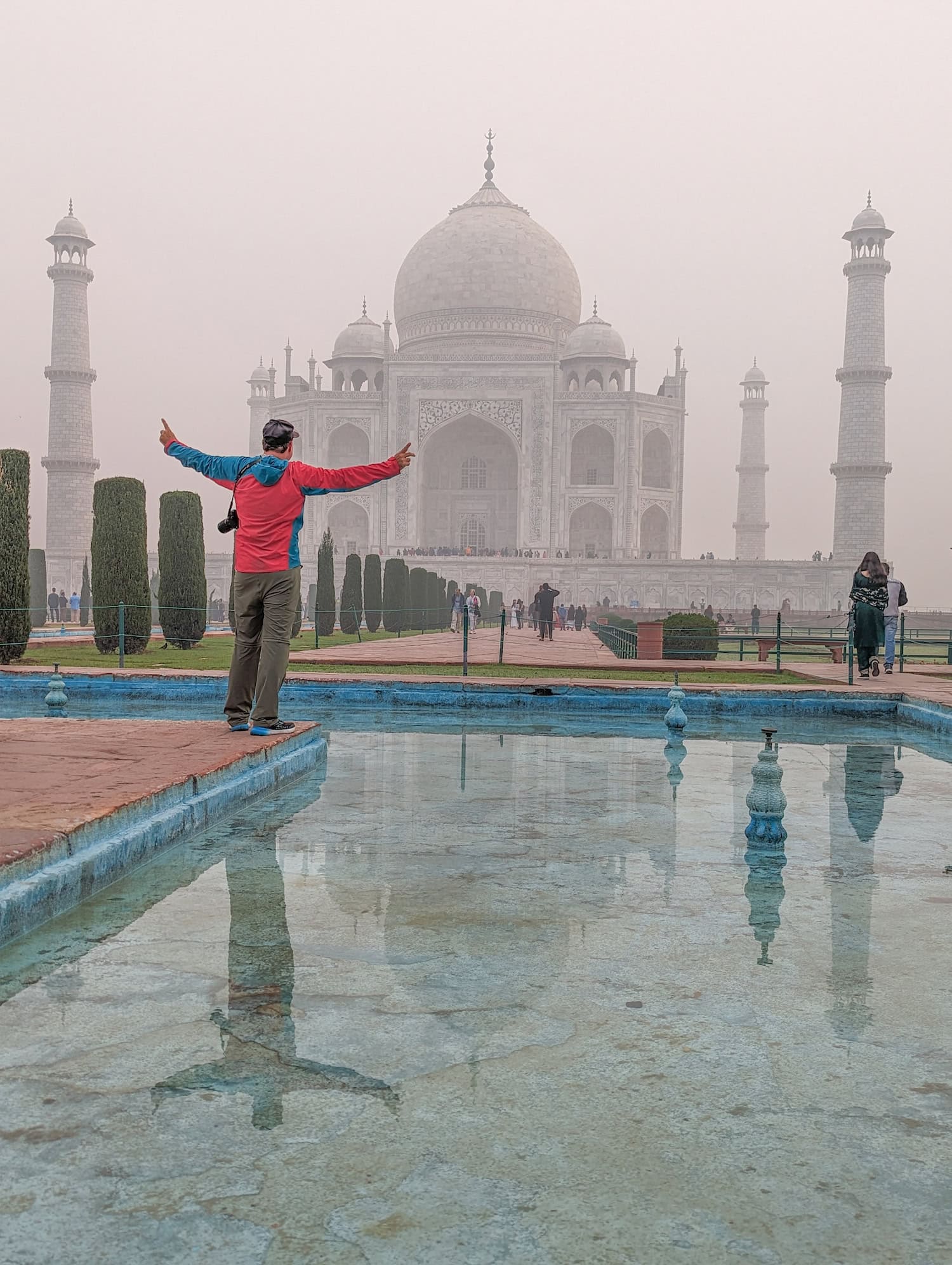Autor Thorsten Brönner vor dem Taj Mahal