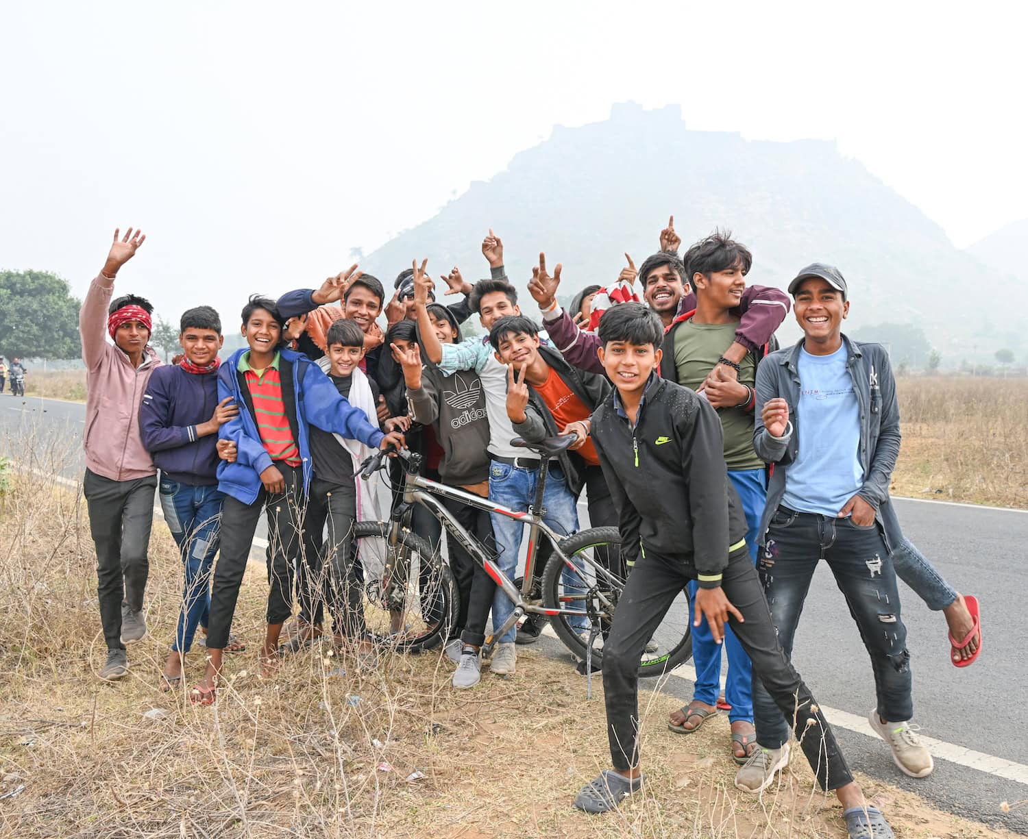 Menschen am Wegesrand bei einer Fahrradtour durch Rajasthan I Foto: Thorsten Brönner
