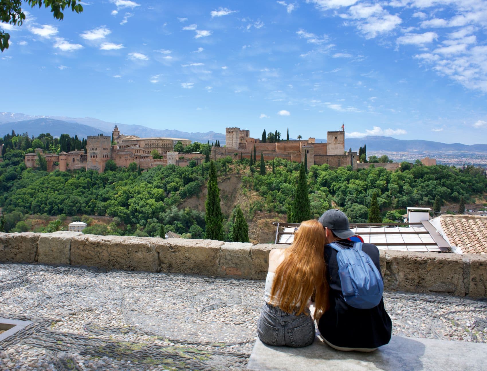 Junges Paar genießt Aussicht vom Mirador de San Nicolás in Granada