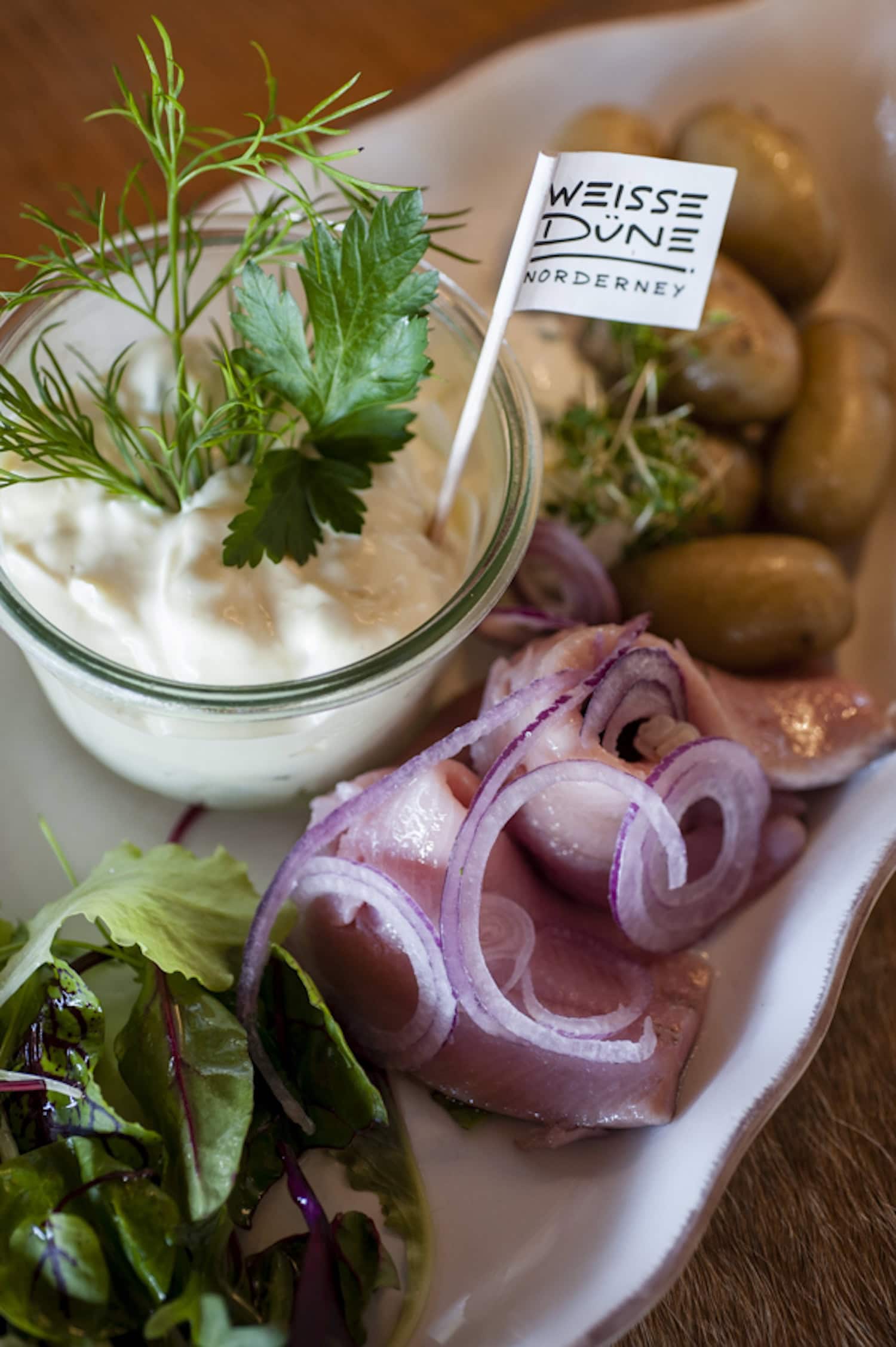 Strandrestaurant Weisse Duene in mitten der Dünen auf Norderney