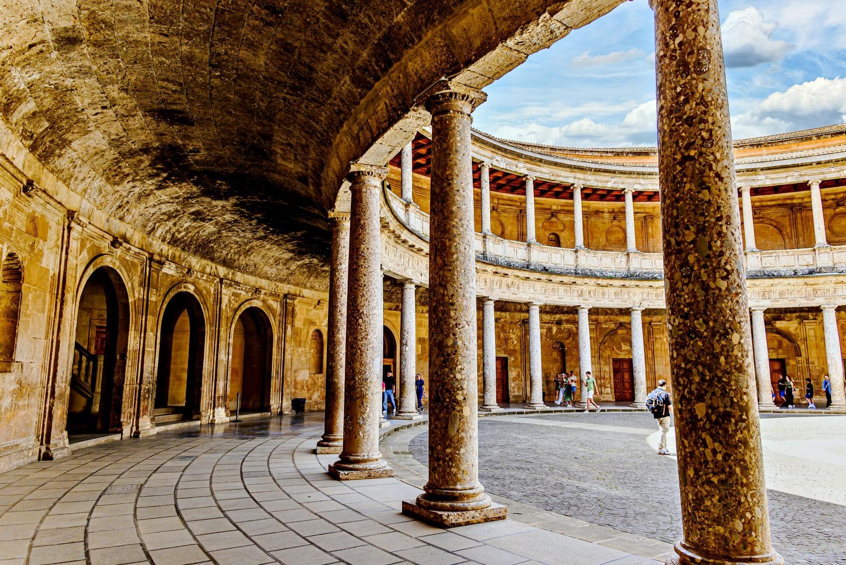 Innenhof des Palacio de Carlos V in der Alhambra in Granada in Andalusien