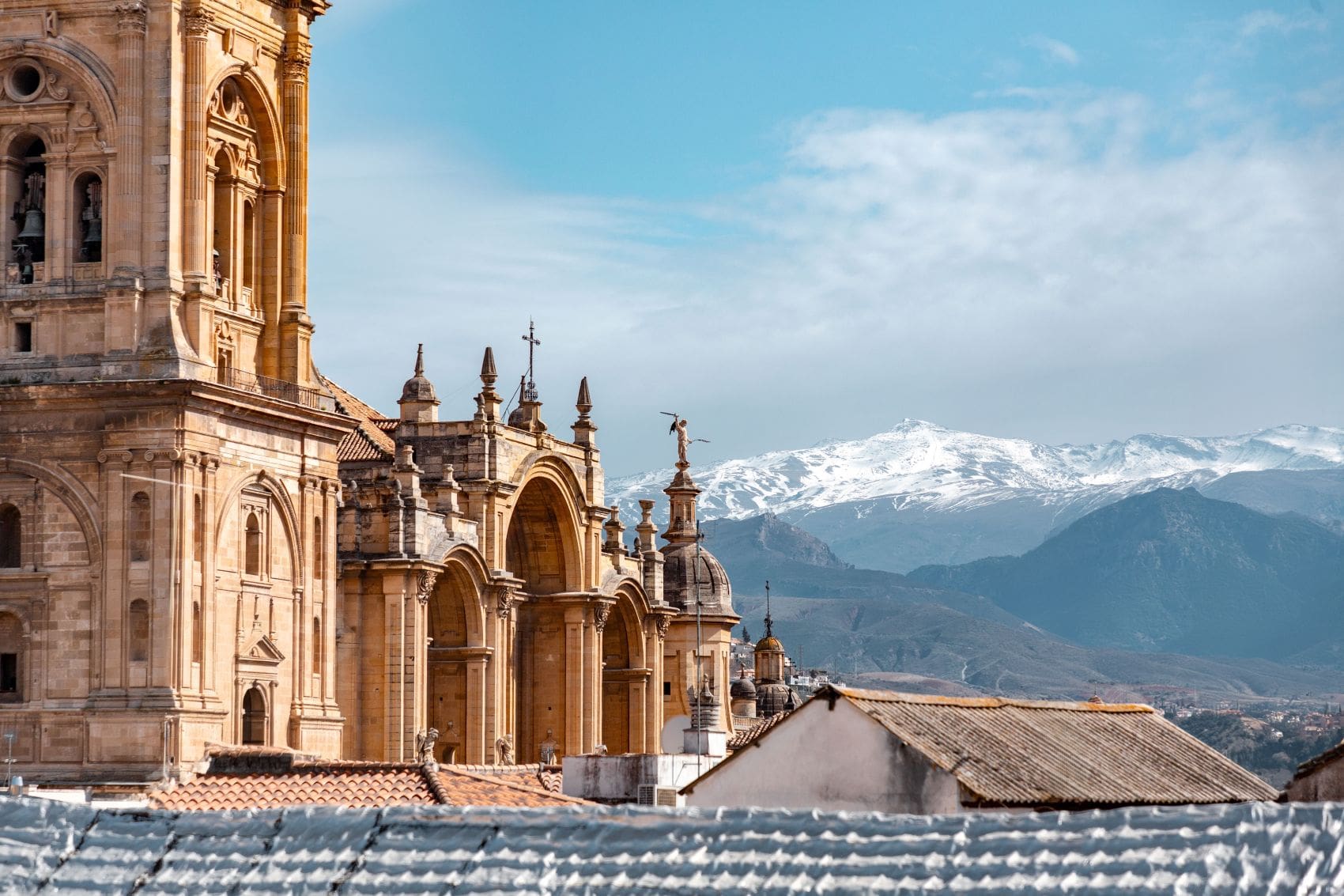 Santa Iglesia Catedral Metropolitana de la Encarnacion de Granada, im Hintergrund Gebirge