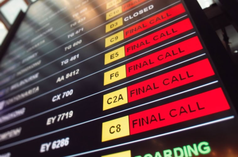 Informationsbildschirm, der am Flughafen über die Abflüge informiert