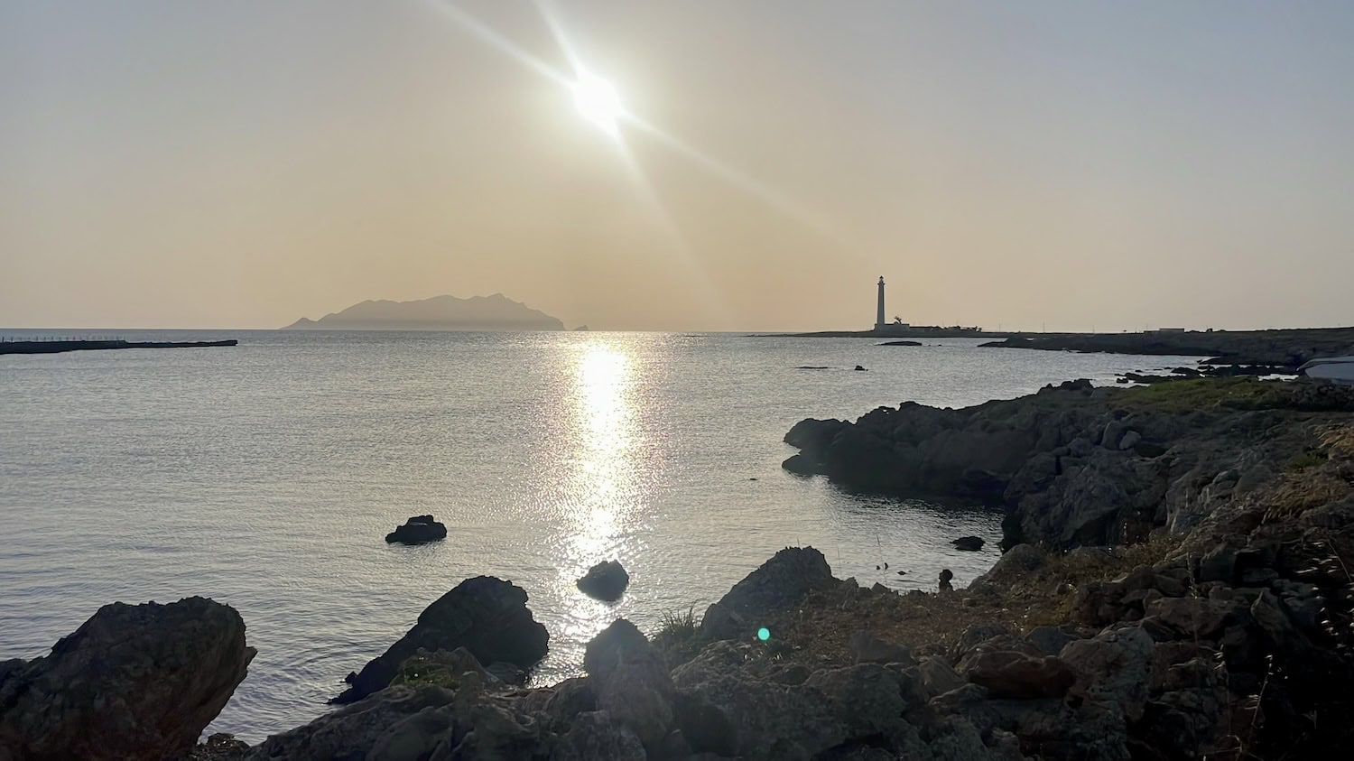 Leuchtturm auf Favignana im Sonnenuntergang