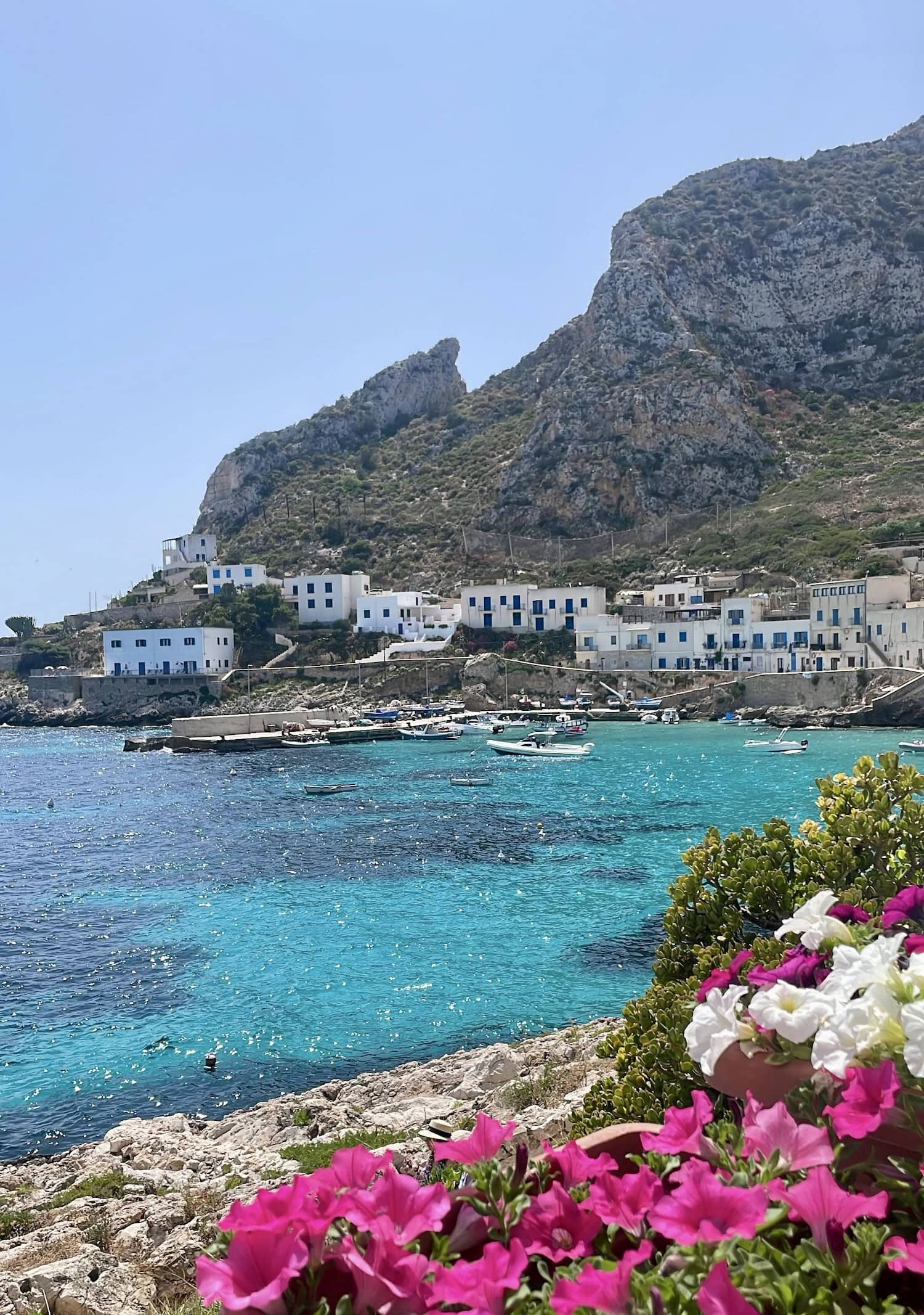 Blick auf die weißen Häuser von Levanzo