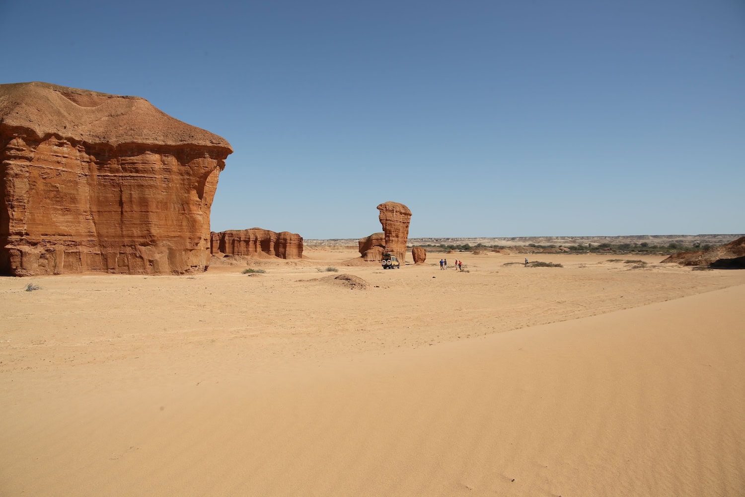 Sandsteinbögen in der Wüste Namib in Angola