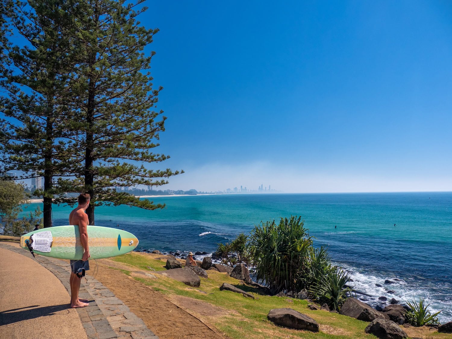 Surfer am Burleigh Hill in Australien