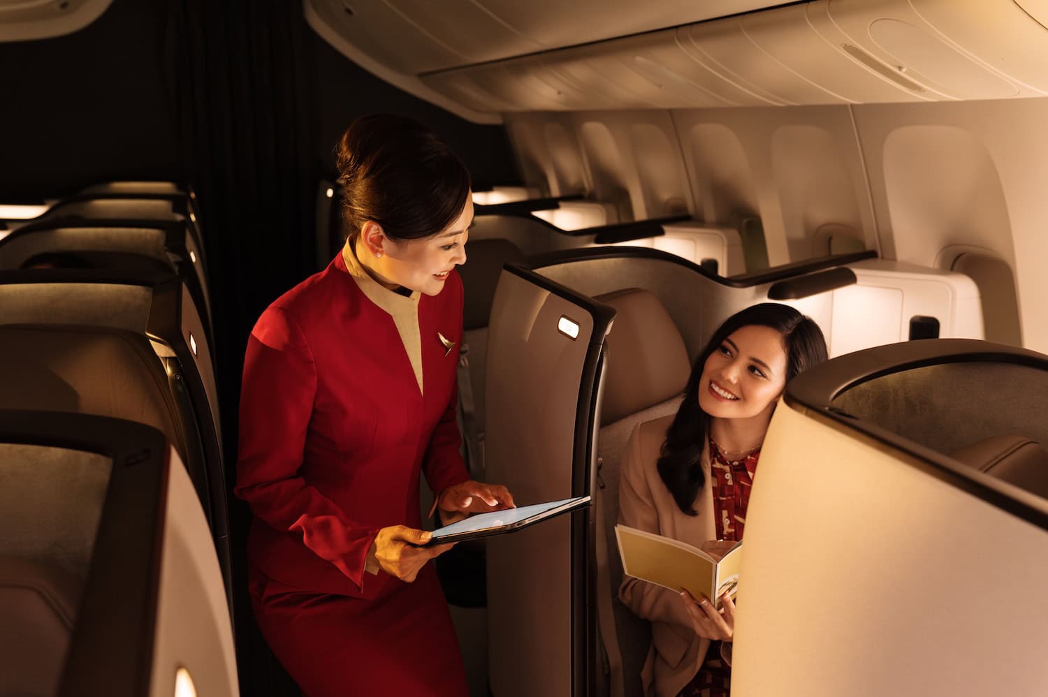 Frau in der Business Class von Cathay Pacific